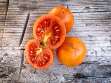 Bahçeden toplanan taze kiraz domatesleri.