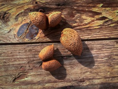 Ahşap bir arka planda bir avuç ceviz