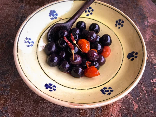 Cooking fresh and delicious olives in Puglia, Italy — 스톡 사진