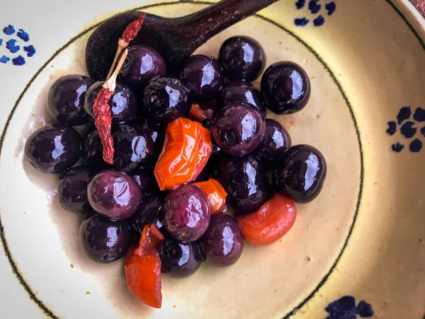 Koken van verse en heerlijke olijven in Puglia, Italië — Stockfoto