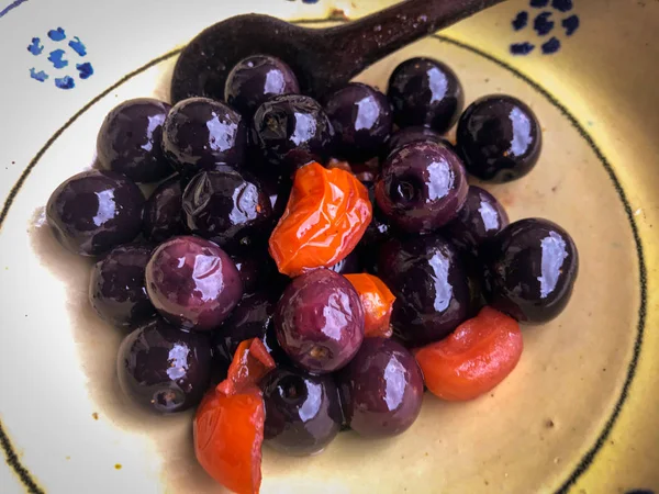 Memasak zaitun segar dan lezat di Puglia, Italia — Stok Foto