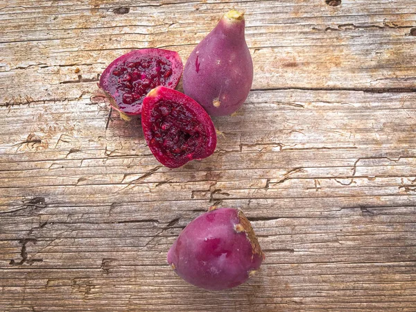 Une plante d'Opuntia, poires piquantes, dans le jardin — Photo