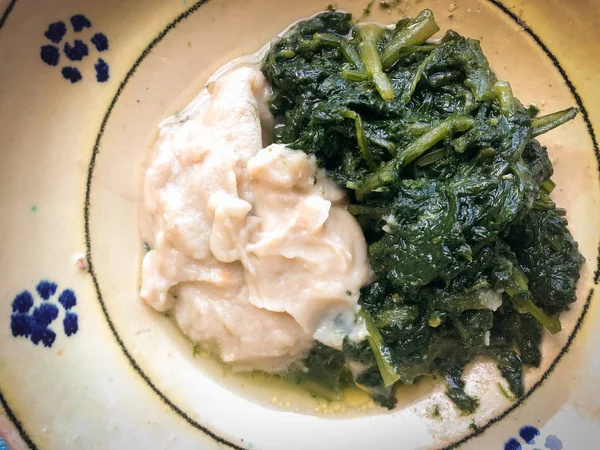 La receta tradicional de Puglia: achicoria con habas puras —  Fotos de Stock