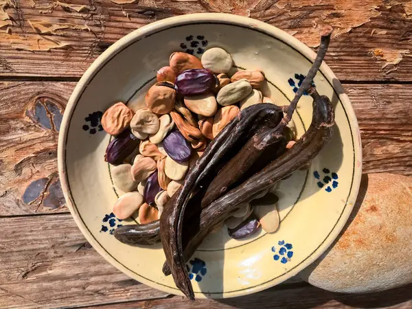 Fèves séchées dans une assiette traditionnelle en céramique des Pouilles — Photo