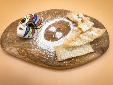 Chiacchiere, arabayı kutlamak için geleneksel kızarmış hamur tatlısı.