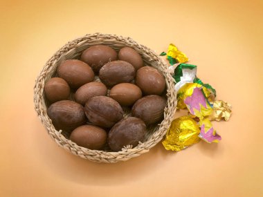 Bir avuç çikolata yumurtası.