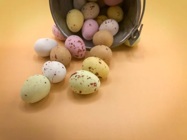 Ovos de chocolate decorados coloridos — Fotografia de Stock