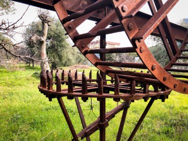 Noria, suyu küçük bir su kemerine taşımak için kullanılan eski bir hidroelektrik santrali.