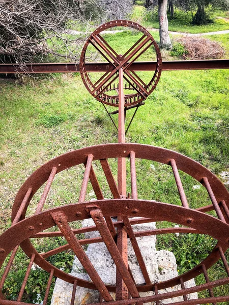 Noria, suyu küçük bir su kemerine taşımak için kullanılan eski bir hidroelektrik santrali.