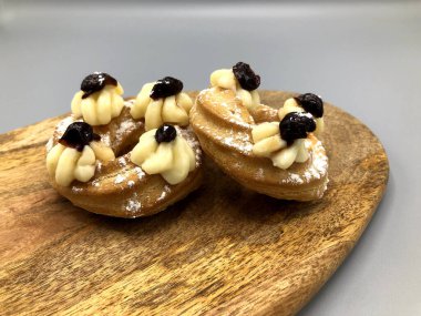 Zeppole, İtalya 'da Babalar Günü' nü kutlamak için geleneksel pasta.