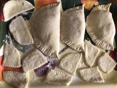 Mozarella ve domates sosuyla doldurulmuş kızarmış panzerotti. 