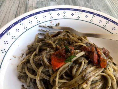 Ahtapot ciğerli Linguini makarna. Adı Malandra. Puglia 'nın geleneksel tarifi.