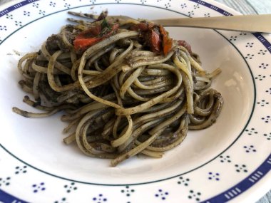 Ahtapot ciğerli Linguini makarna. Adı Malandra. Puglia 'nın geleneksel tarifi.