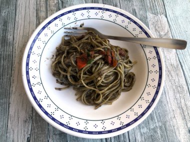 Ahtapot ciğerli Linguini makarna. Adı Malandra. Puglia 'nın geleneksel tarifi.