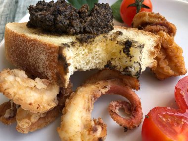 Kızarmış ekmek ve kızarmış dokunaçlarla pişirilmiş ahtapot ciğeri.