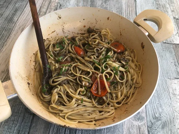 Ahtapot ciğerli Linguini makarna. Adı Malandra. Puglia 'nın geleneksel tarifi.