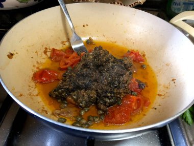 İtalya 'nın Puglia bölgesinde Malandra adı verilen taze ahtapot ciğeri pişiriyorum.