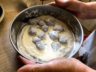 İtalya 'nın Puglia bölgesinde Malandra adı verilen taze ahtapot ciğeri pişiriyorum.