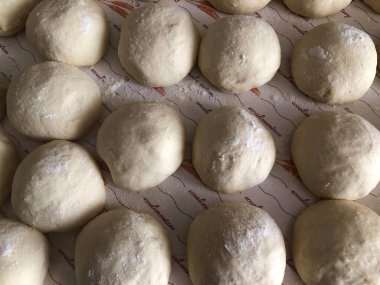Mozarella ve domates sosuyla doldurulmuş kızarmış panzerotti. 