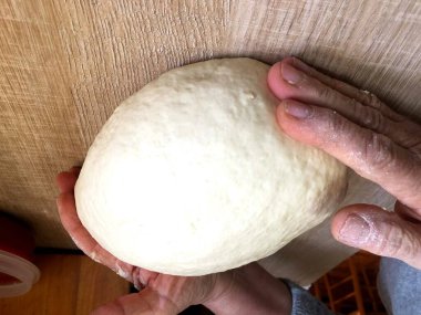 Mozarella ve domates sosuyla doldurulmuş kızarmış panzerotti. 