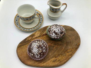 Nefis ev yapımı çikolatalı kekler.