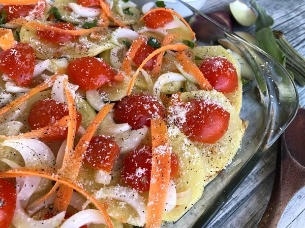 Pirinç, patates ve enginar. Geleneksel bir Güney İtalya yemeği.