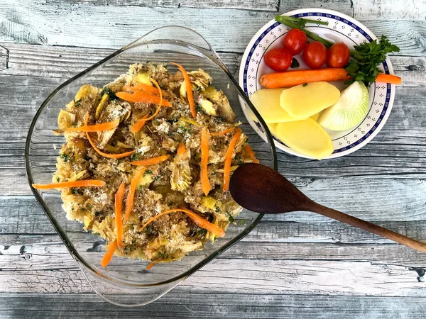 Pirinç, patates ve enginar. Geleneksel bir Güney İtalya yemeği.