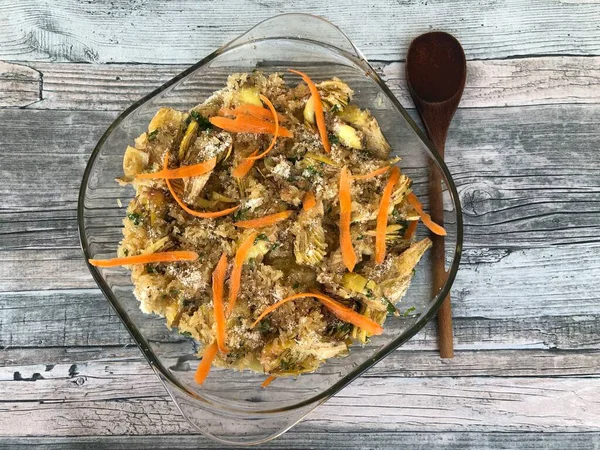 Pirinç, patates ve enginar. Geleneksel bir Güney İtalya yemeği.