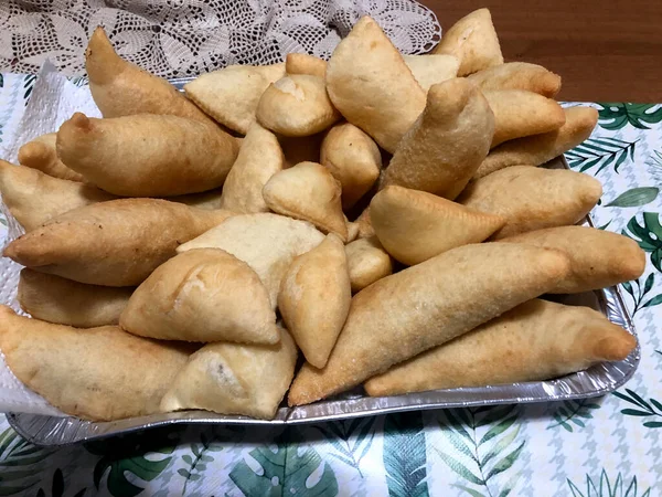 Panzerotti Uma Massa Frita Típica Cheia Queijo Mozzarella Molho Tomate — Fotografia de Stock