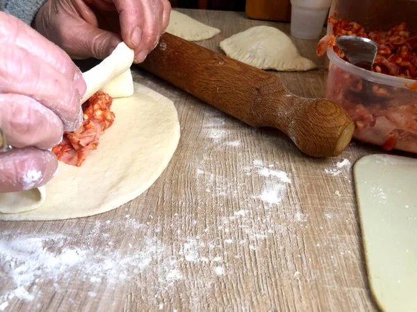 Mozarella ve domates sosuyla doldurulmuş kızarmış panzerotti. 