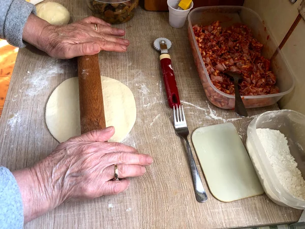 Mozarella ve domates sosuyla doldurulmuş kızarmış panzerotti. 