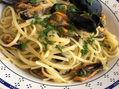 Lezzetli makarna ve taze midye.