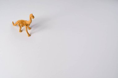 Beyaz arkaplanda dino oyuncağı