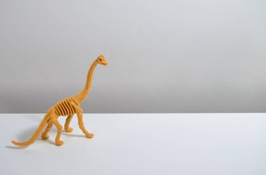 Beyaz arkaplanda dino oyuncağı
