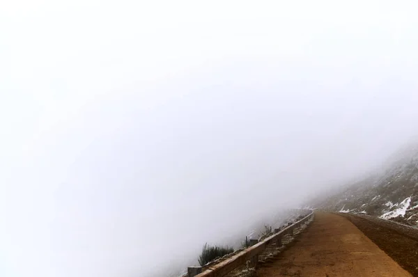 Естественная Горная Дорога Исчезает Тумане Снежный День Каталония Испания — стоковое фото