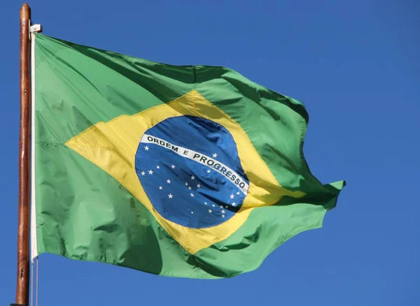 Бразильский Флаг Мачте Против Голубого Неба — стоковое фото