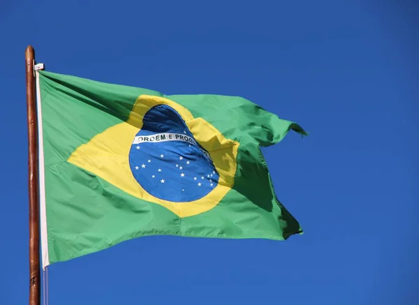 Bandeira Brasileira Mastro Contra Céu Azul — Fotografia de Stock