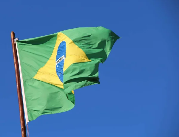 Bandera Brasil Mástil Contra Cielo Azul — Foto de Stock