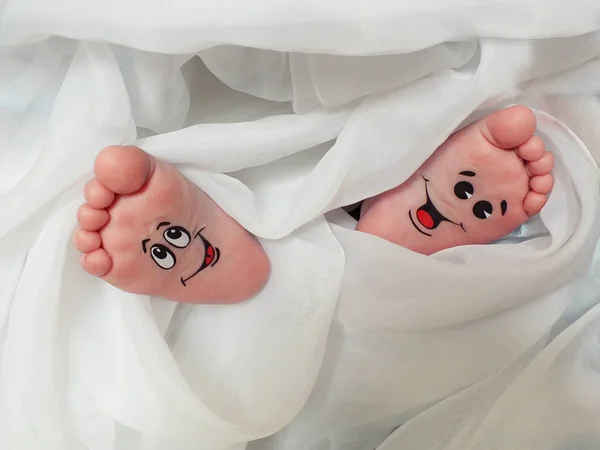 Beyaz bir beze sarılı bebek ayaklar — Stok fotoğraf