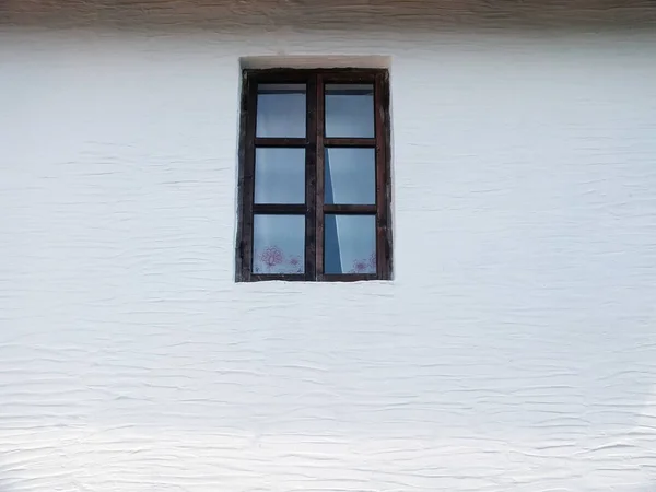 Окно ретро изолировано на белом фоне — стоковое фото