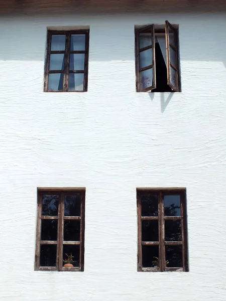 Ретро окна изолированы на белом фоне — стоковое фото