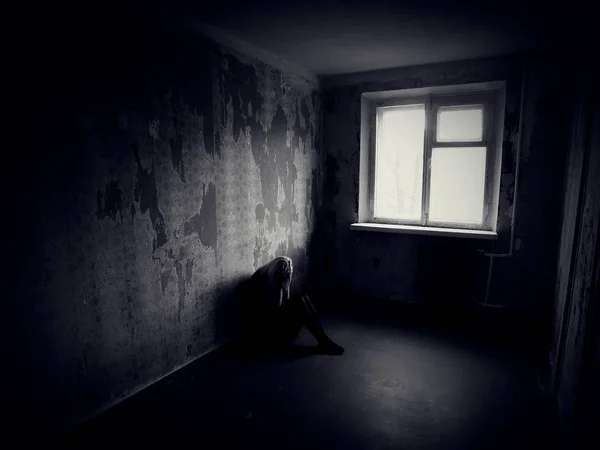 Girl in an abandoned creepy room. Ghost in Haunted house — Stock Photo, Image