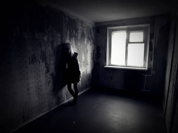 Girl in an abandoned creepy room. Ghost in Haunted house — Stock Photo, Image