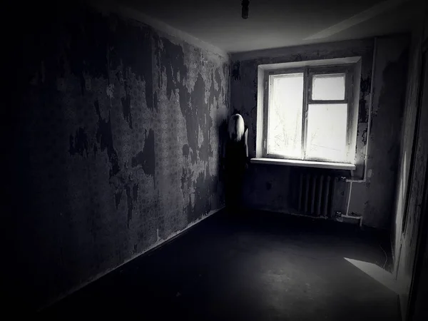 Terk edilmiş bir tüyler ürpertici odasında kız. Perili evde hayalet — Stok fotoğraf