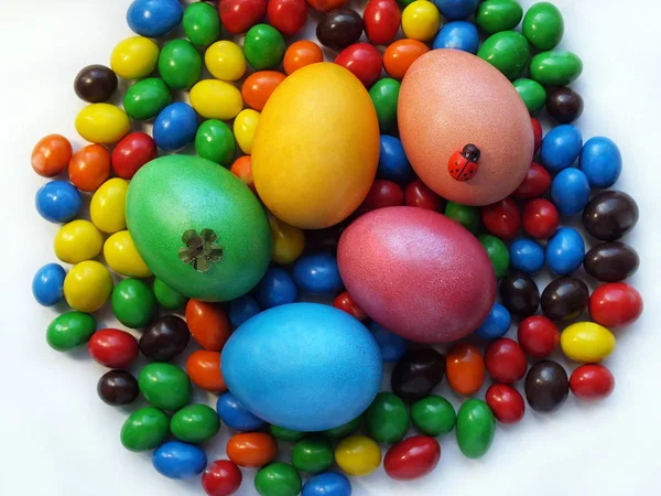 Ovos de Páscoa coloridos e doces — Fotografia de Stock