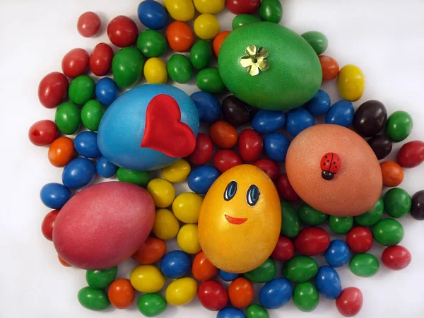 Ovos de Páscoa coloridos e doces — Fotografia de Stock