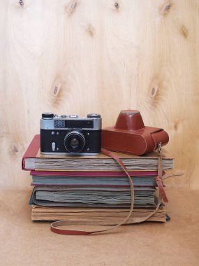 Vintage eski film fotoğraf-fotoğraf makinesi ile ahşap arka plan üzerinde deri çanta