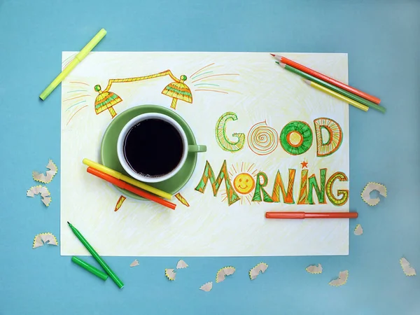 Καλημέρα καφέ και ξυπνητήρι έννοια. Φλιτζάνι καφέ με το χέρι συντάσσονται Ξυπνητήρι — Φωτογραφία Αρχείου