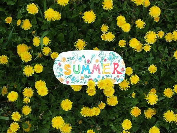 Paper note with word: summer. Summer positive concept — Stock Photo, Image