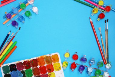 Suluboya boya ve fırça mavi zemin üzerine